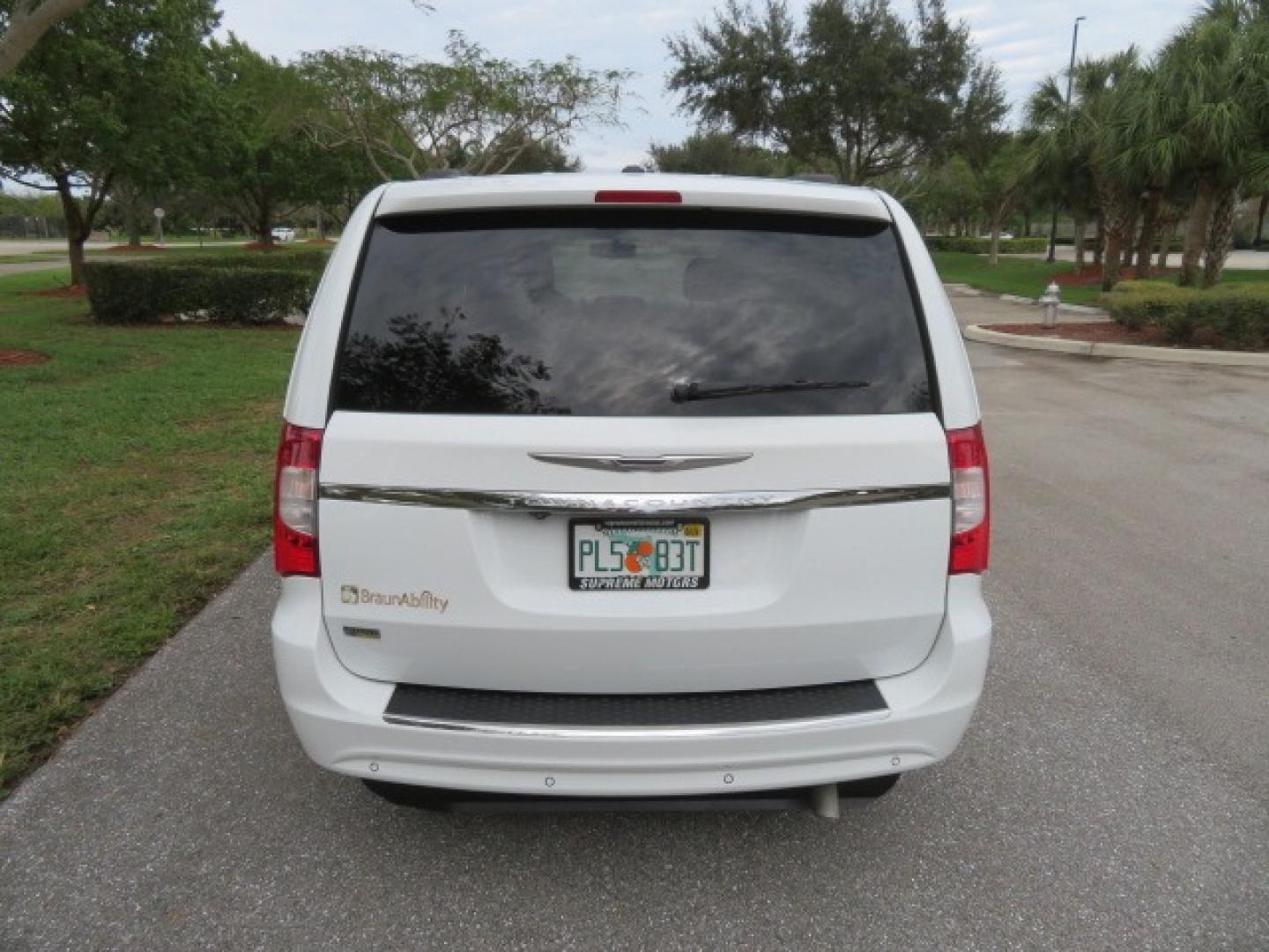 2014 White /Black Chrysler Town & Country (2C4RC1BG4ER) , located at 4301 Oak Circle #19, Boca Raton, FL, 33431, (954) 561-2499, 26.388861, -80.084038 - Photo#29